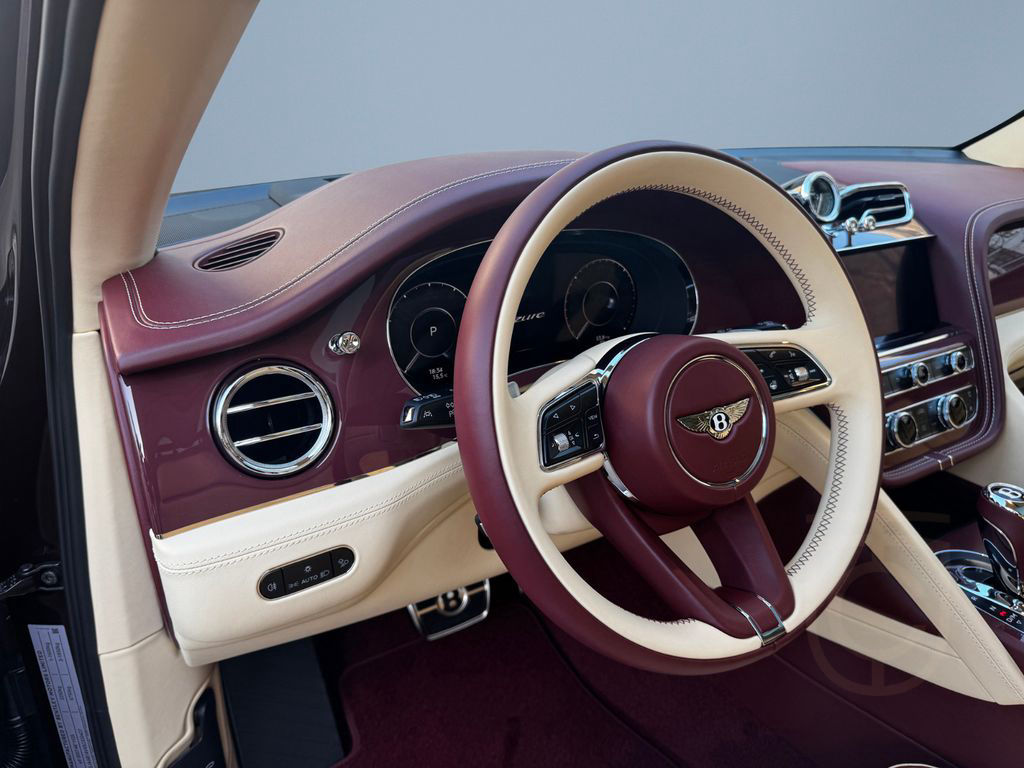 Bentley Bentayga AZURE V8 - MY25 - BENTLEY BERLIN -