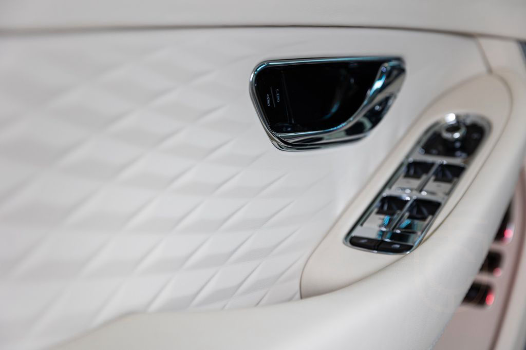 Bentley Continental GT Azure - Naim, Blackline spec.