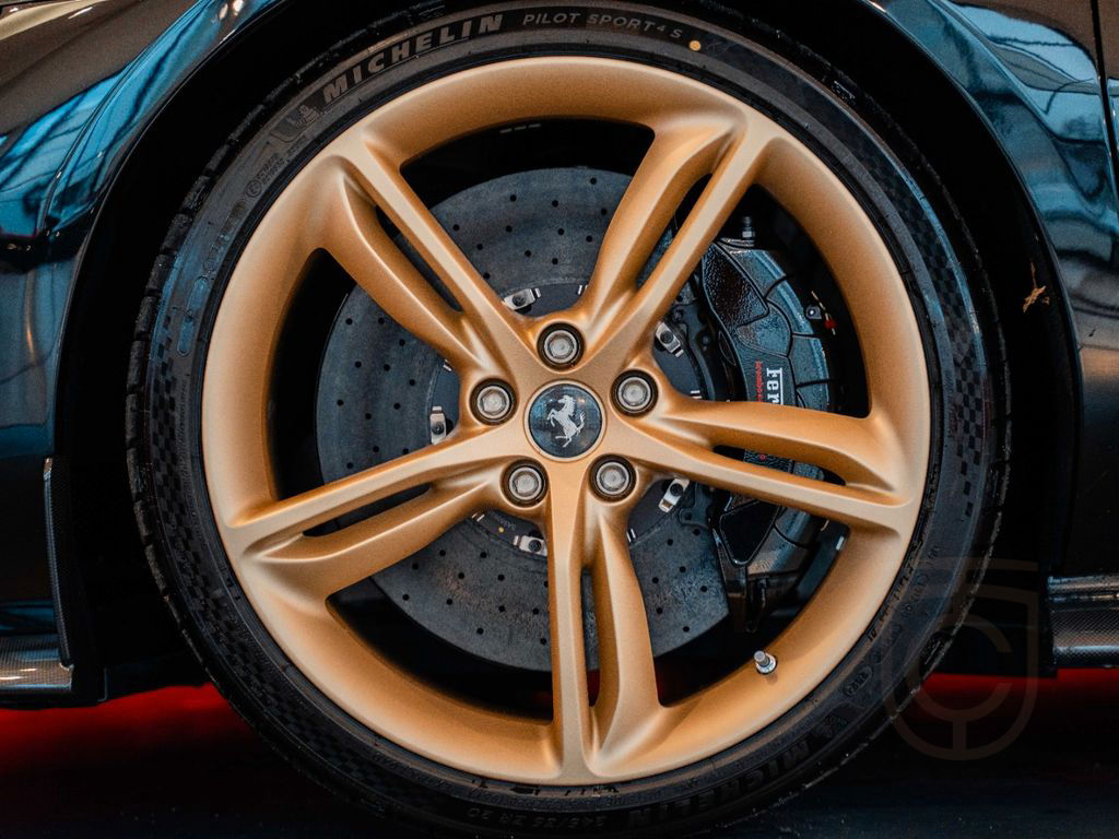 Ferrari 296 GTS Atelier*Lift*Carbon*Lackierte-Nummern