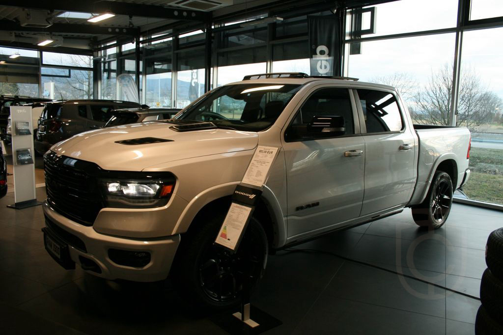 Dodge RAM 1500 Crew Cab Laramie Night Edition