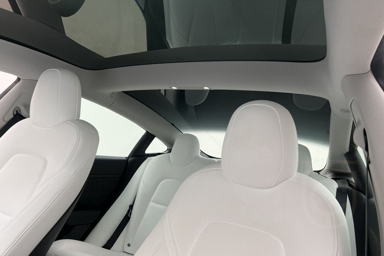 Tesla Model 3 Long Range AWD Autopilot Ljus