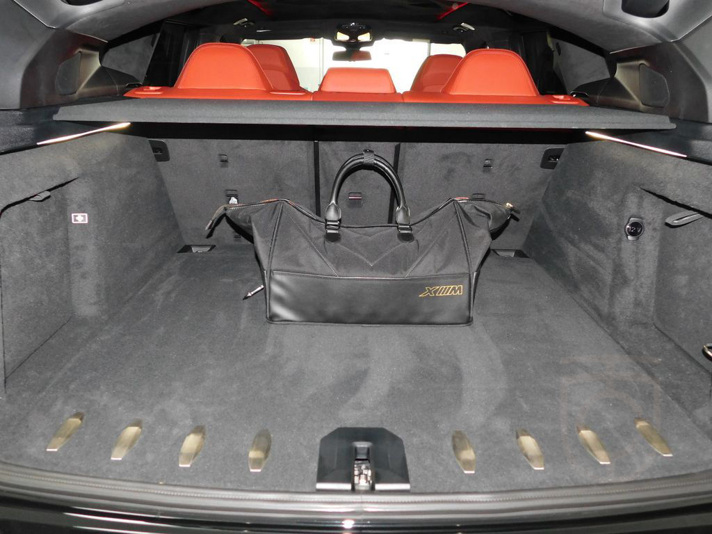 BMW XM (BMW Individual Merino/Soft-Close/Carbon)
