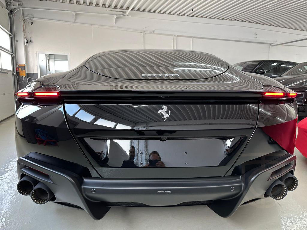 Ferrari Roma Lift + Carbon + Leder braun + LED
