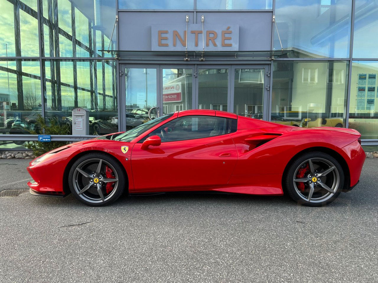 Ferrari F8 Spider, lift, skalstolar, HiFi, Daytona design