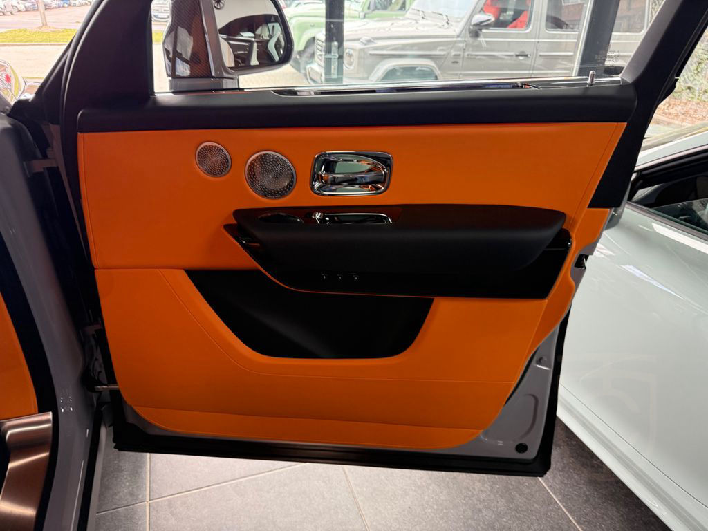 Rolls-Royce Cullinan- 4 seats- Bespoke- Starlight- Tables+TV