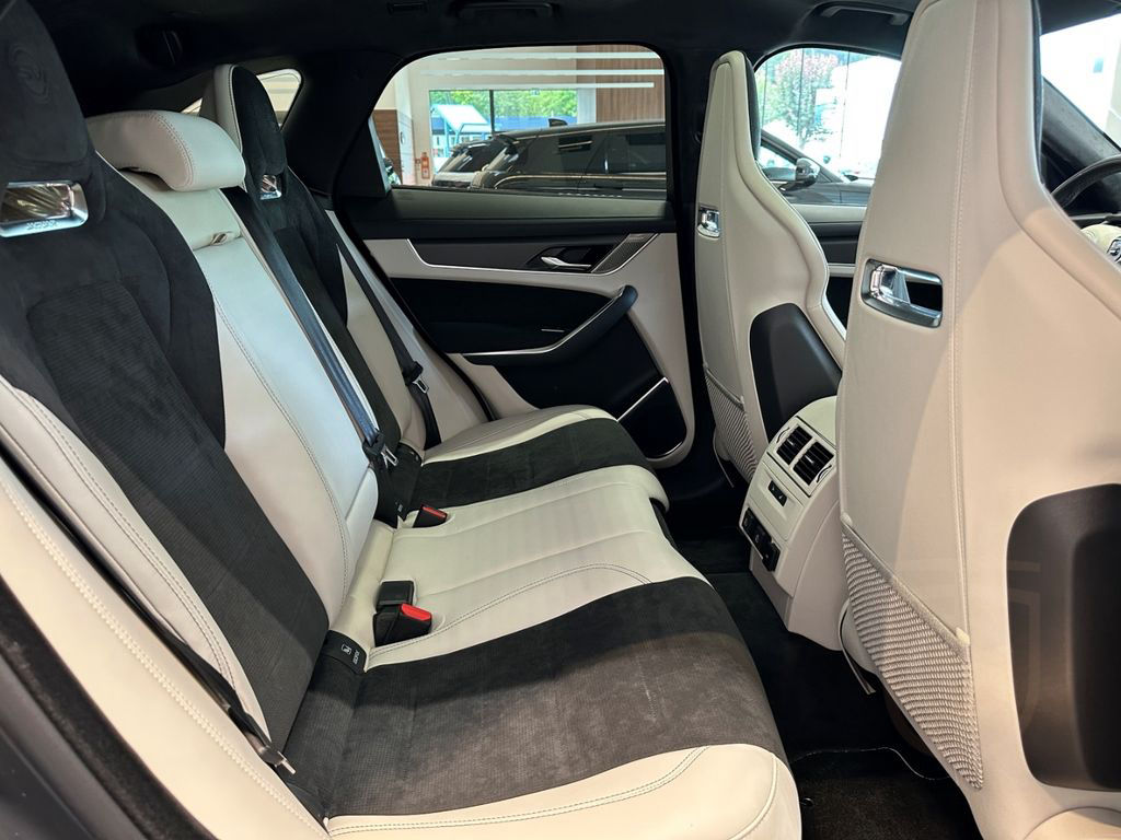 Jaguar F-Pace P550 SVR AHK 22''LM PANODACH HEAD-UP ACC