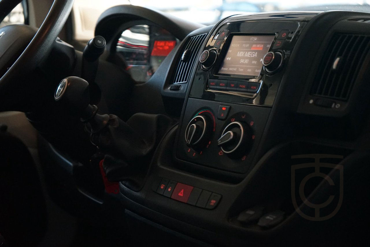 Peugeot Boxer Van 335 2.2 BlueHDi