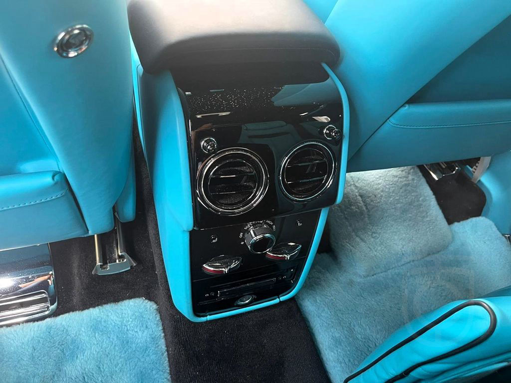 Rolls-Royce Cullinan Bespoke HUD TV