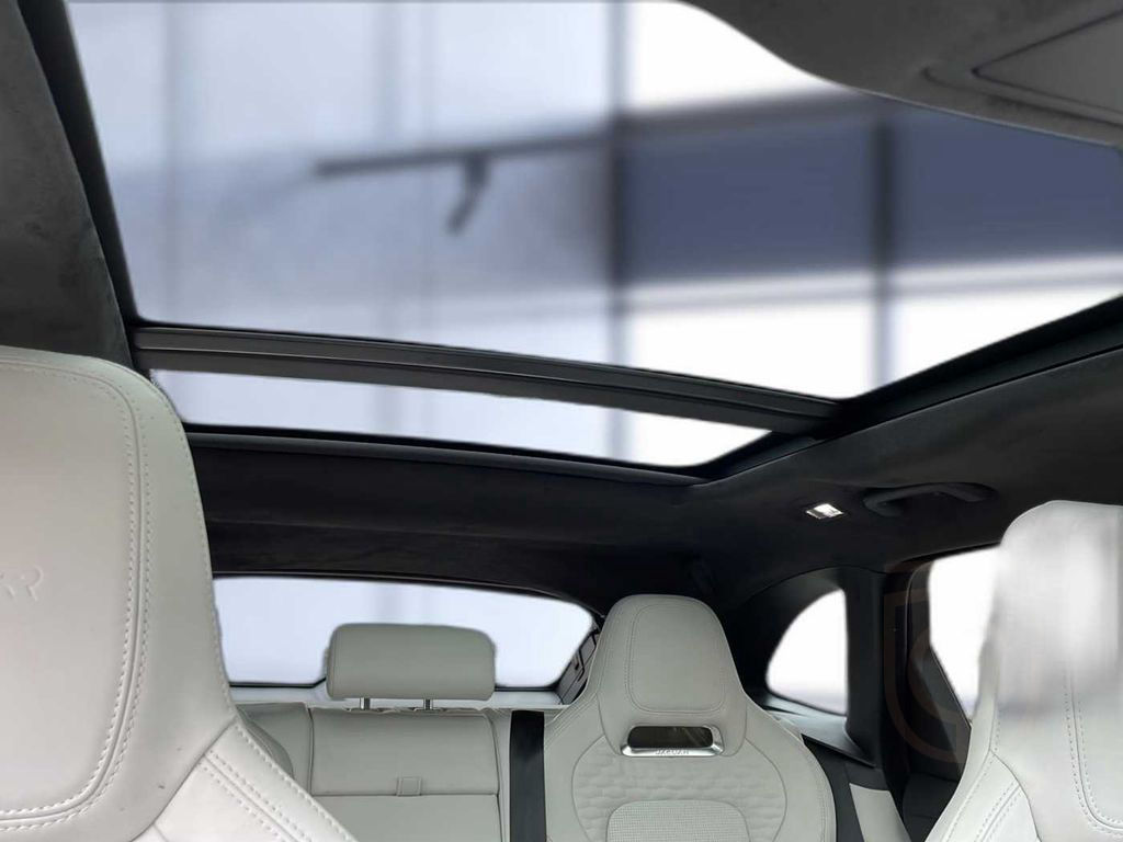 Jaguar F-Pace P550 AWD SVR