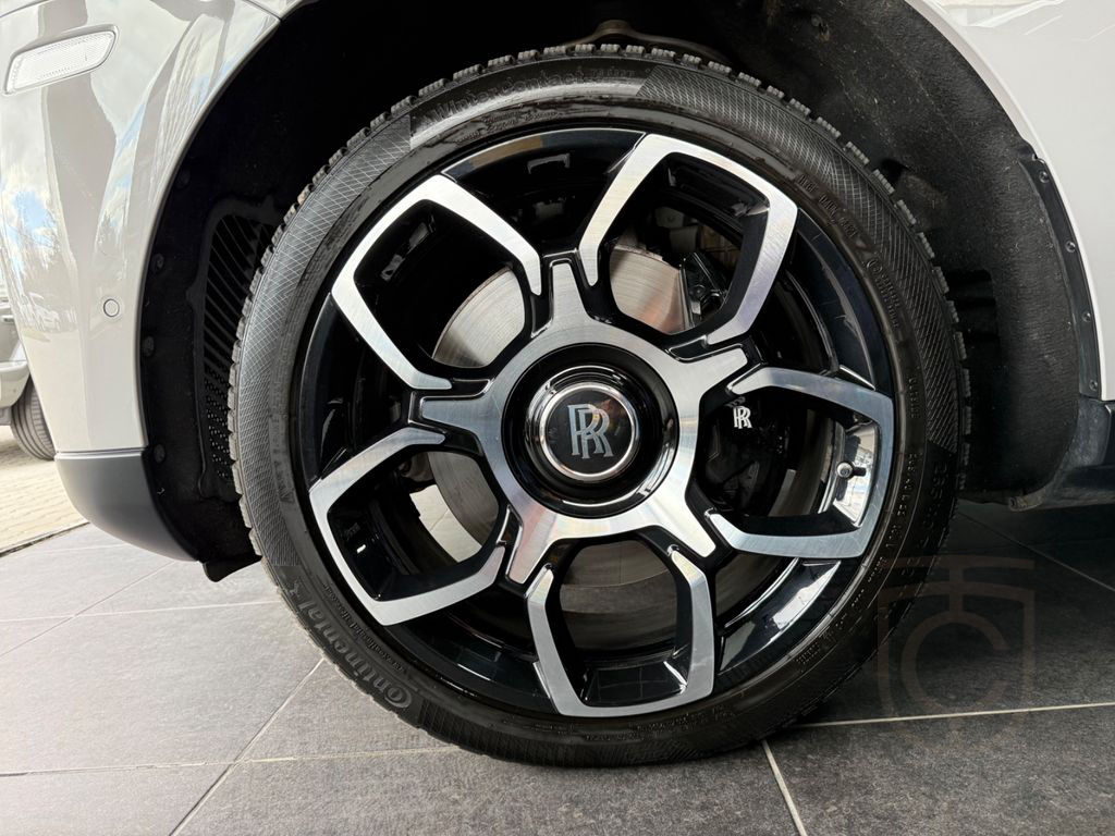 Rolls-Royce Cullinan- 4 seats- Bespoke- Starlight- Tables+TV