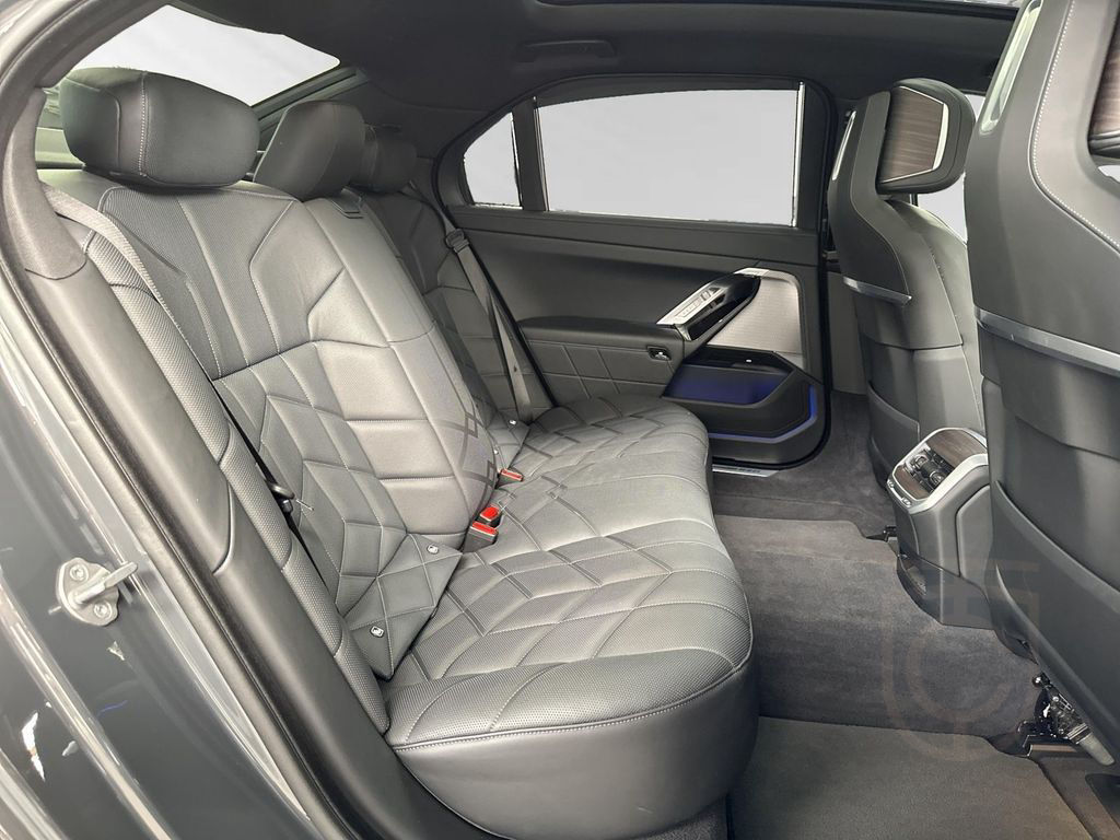 BMW i7 xDrive60 M Sport Pro|SkyLounge|AHK|Massage
