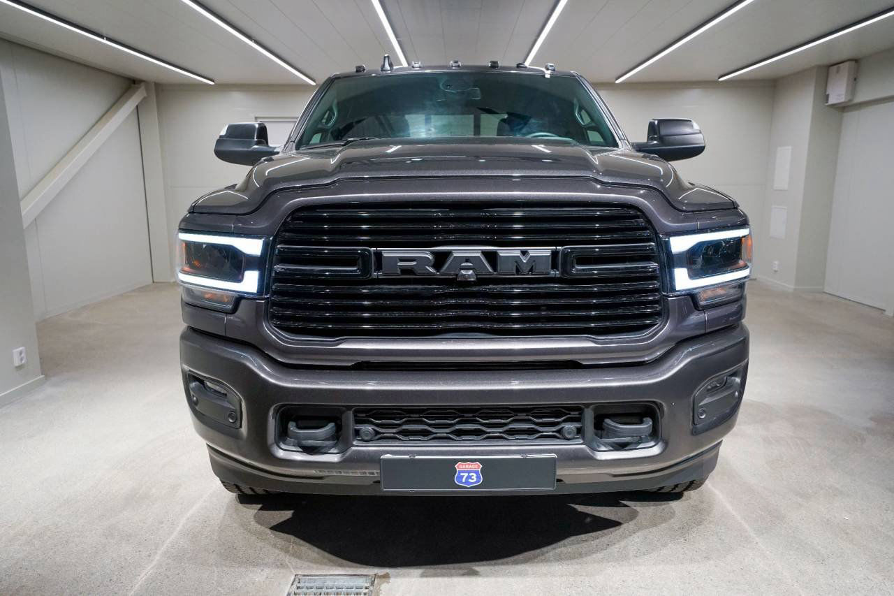 Dodge RAM 3500 Laramie Night Edition 6.7L Cummins