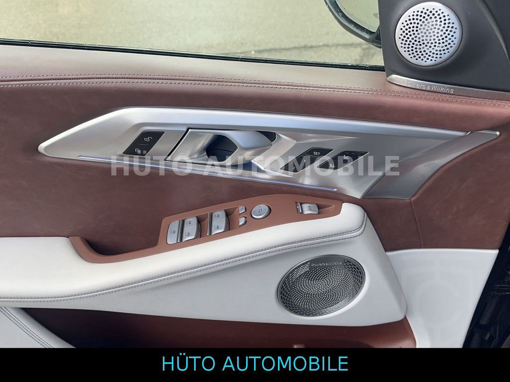 BMW XM Carbonschwarz / Gold / weiß B&W MDrivers DAss