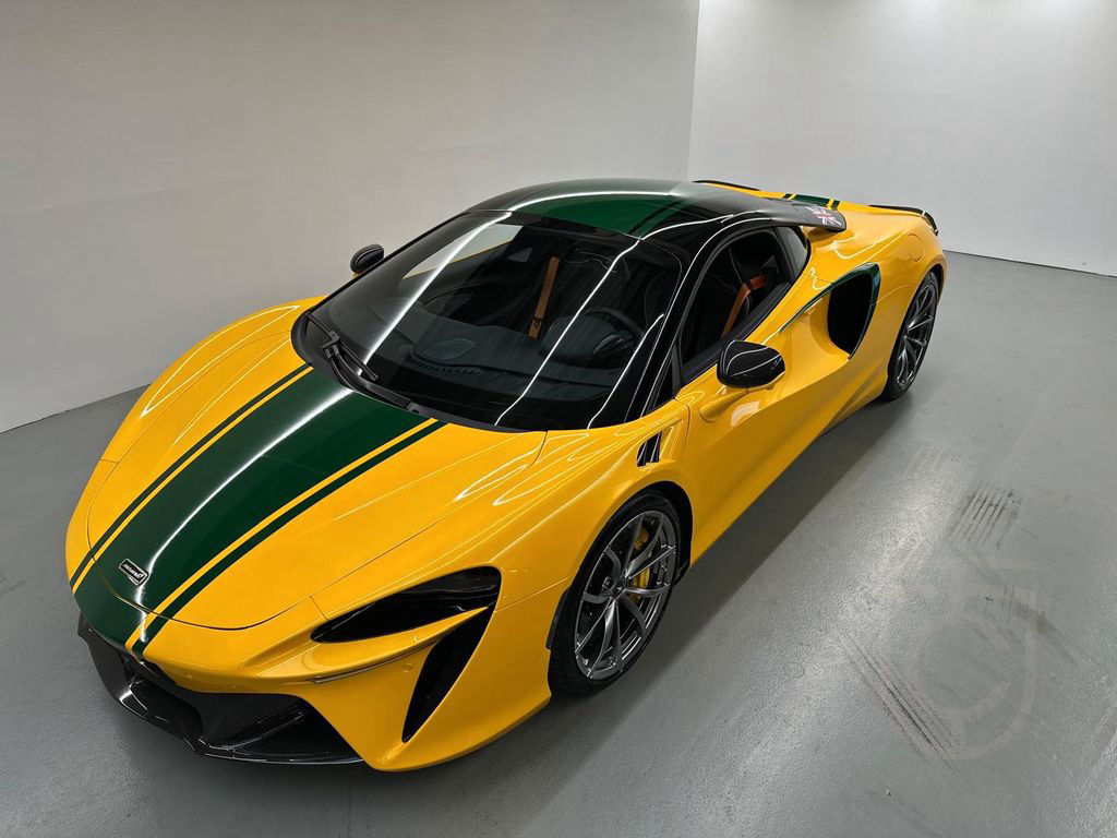 McLaren Artura / MSO Volcano Yellow / Full Carbon Fibre