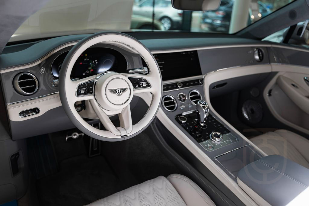 Bentley Continental GT Azure - Naim, Blackline spec.