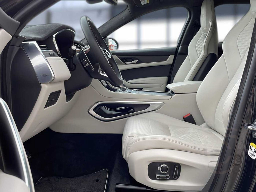Jaguar F-Pace P550 AWD SVR