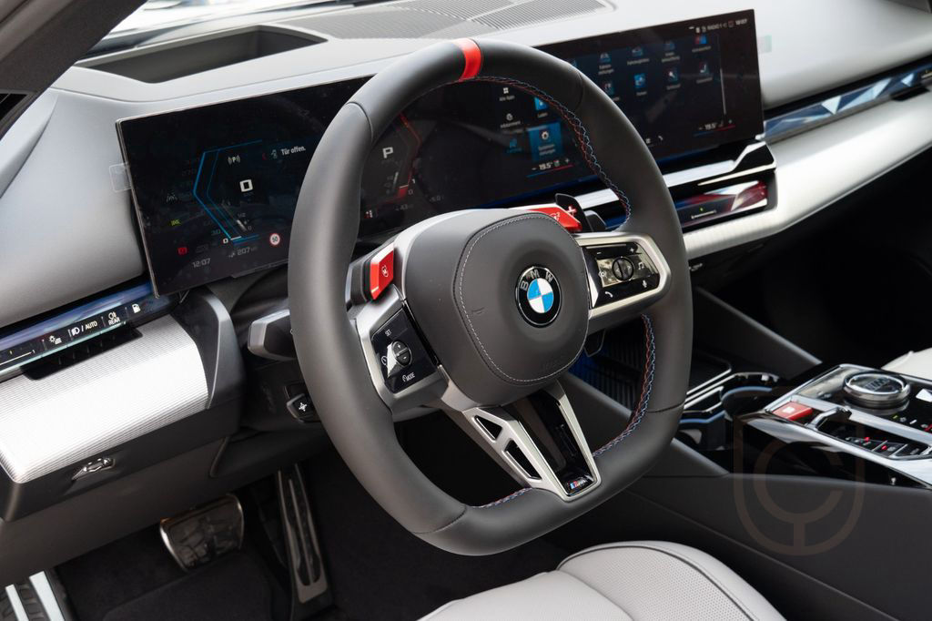 BMW M5 DR.ASS.PLUS.PANORAMA.B&W.360°.AHK.NEU MODELL