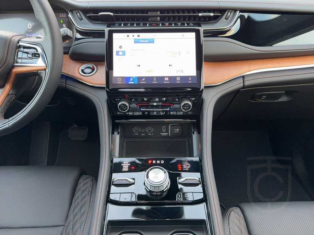 Jeep Grand Cherokee Summit Reserve Plug-In-Hybrid 4xe
