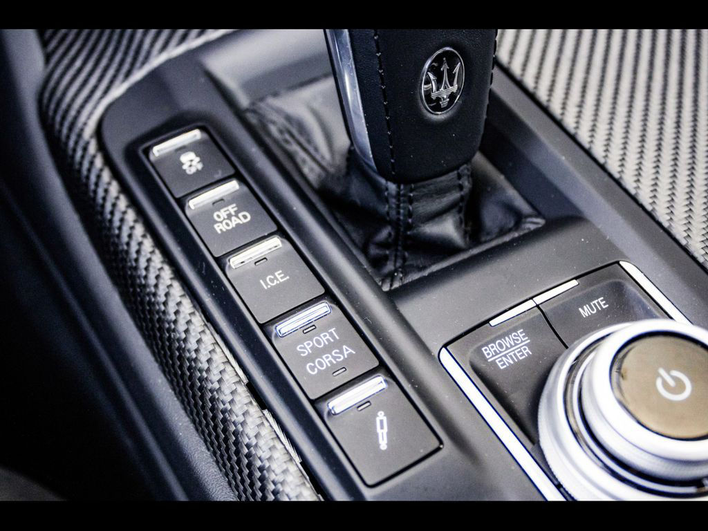 Maserati Levante V8 TROFEO°NERO ASSOLUTO°CARBON 2x°B&W