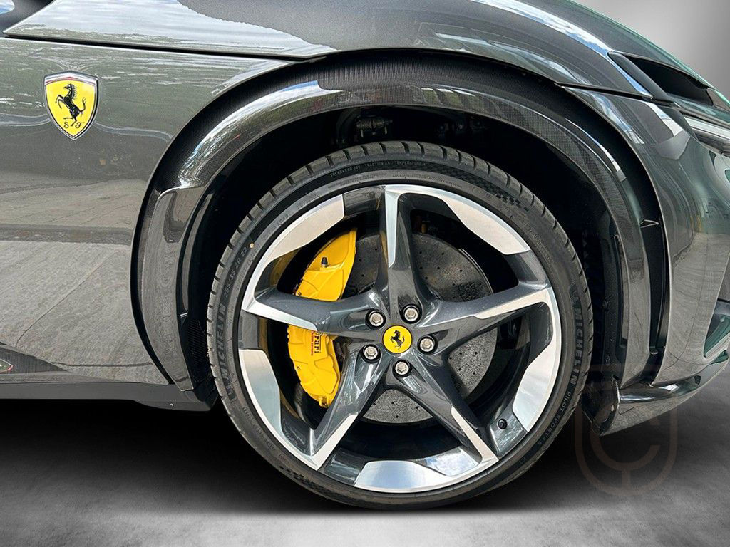 Ferrari Purosangue / Carbon / Glasdach / LED