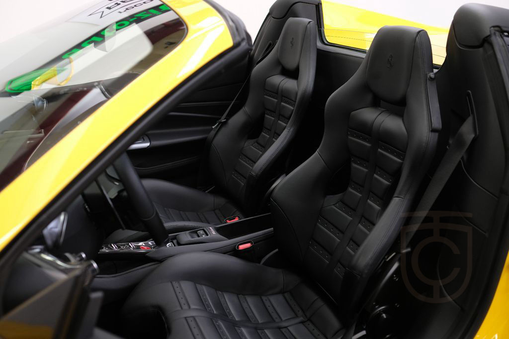 Ferrari F8 Spider/CARBON/LIFT/PASS.DISPL/RACINGSEATS/JBL