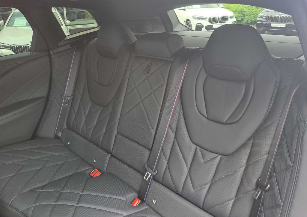 BMW XM M Drivers Gestiksteuerung B&W Surround DAB