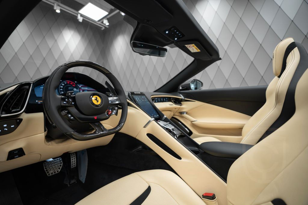 Ferrari Roma Spider 2025 GREY/BEIGE XLED CAMERA