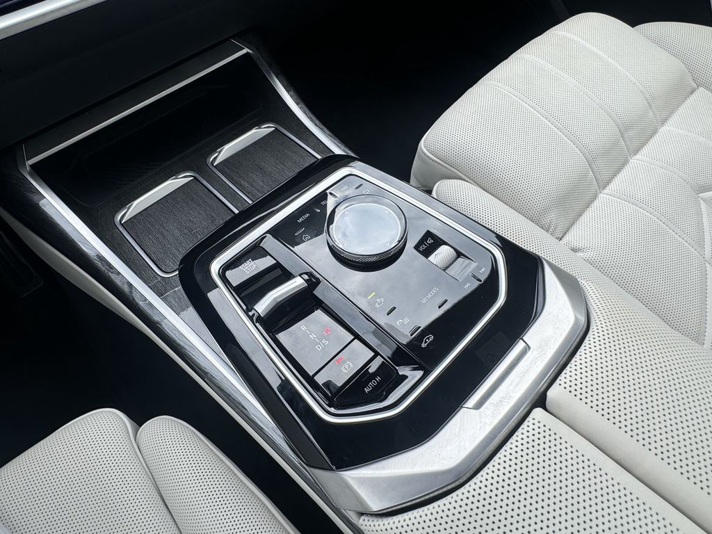 BMW M760e xDrive M Sport Massage Sitzlüft AHK DA-Pro
