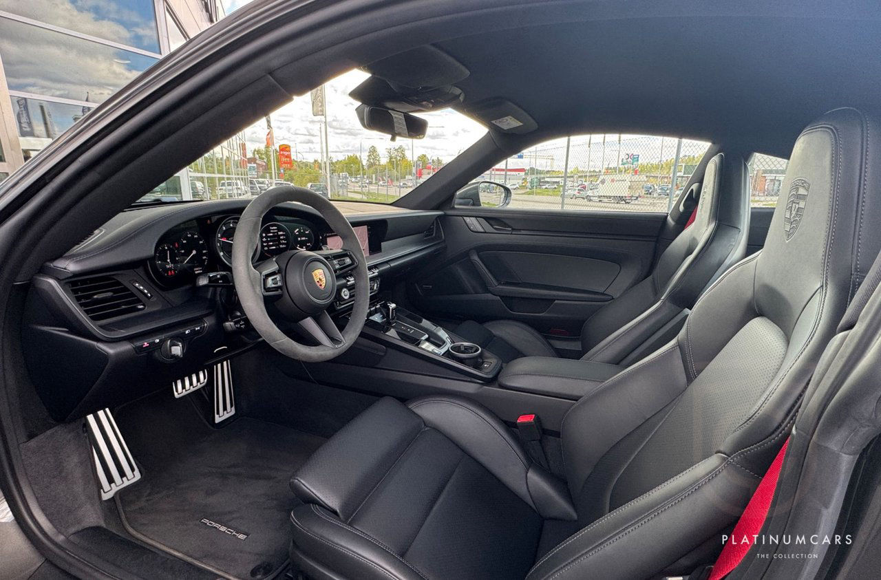 Porsche 911 992 Carrera 4 GTS