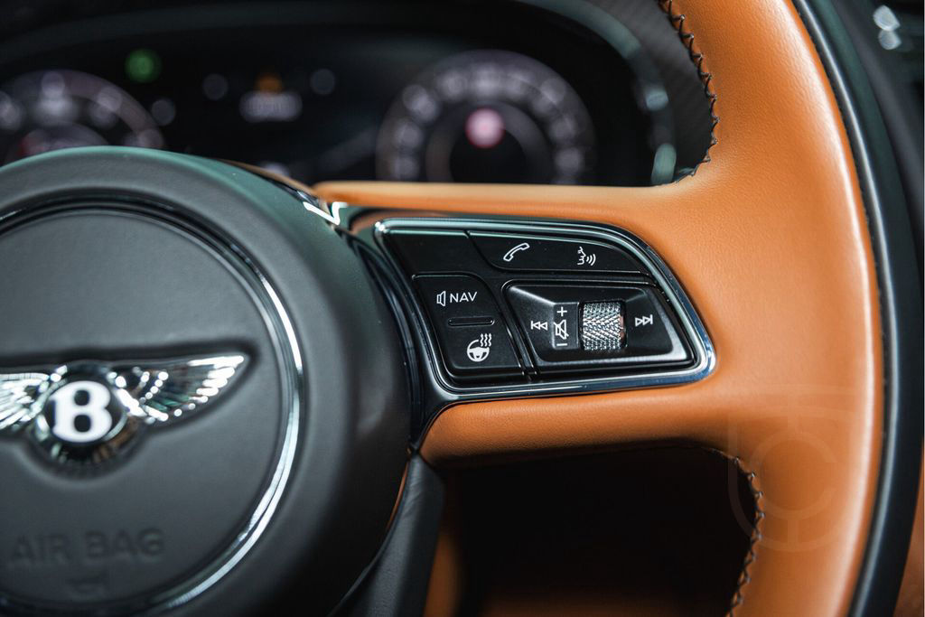 Bentley Bentayga Azure V8 |Black Line|Touring Spec|22" T