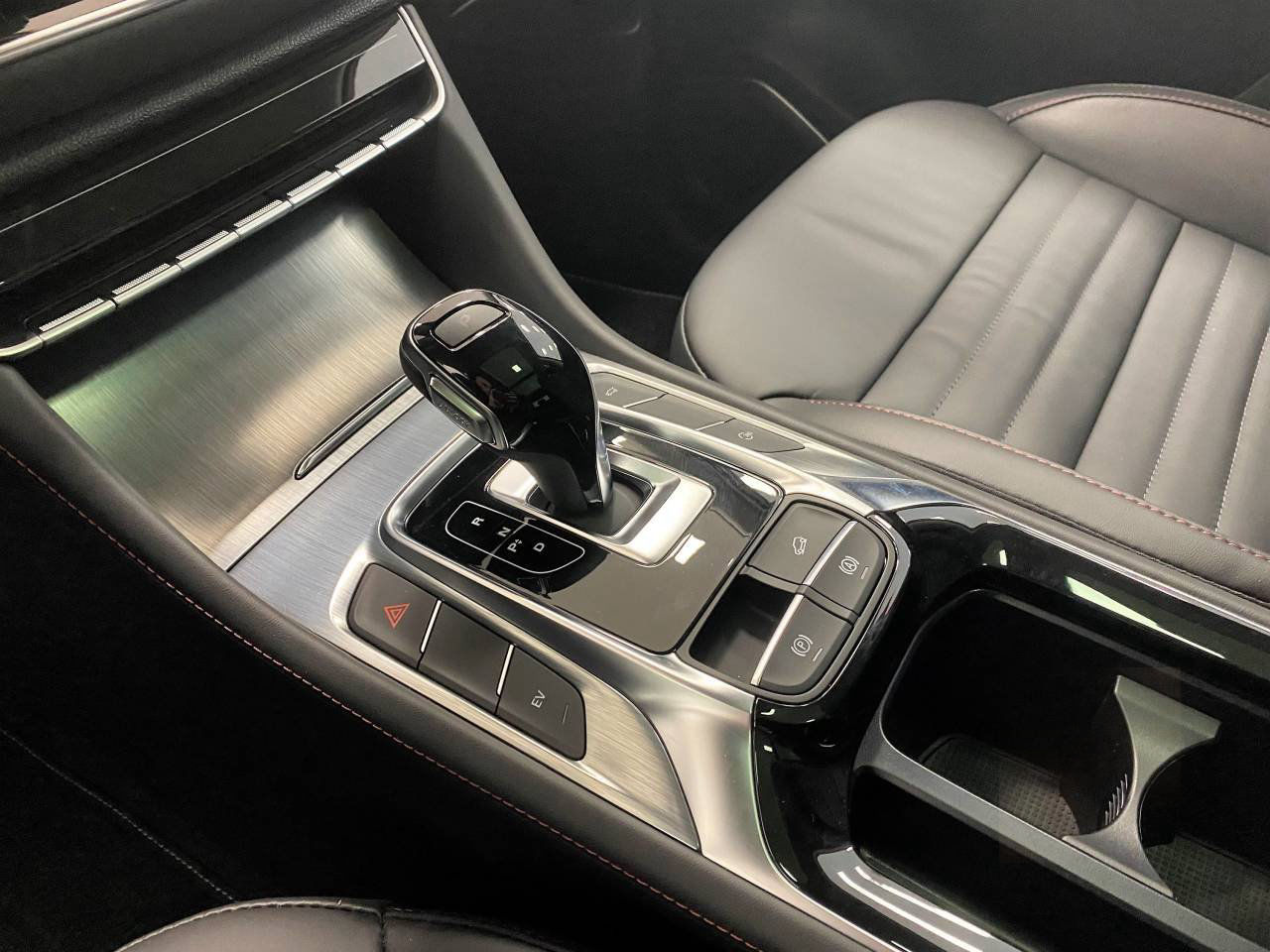 MG EHS LUXURY PHEV
