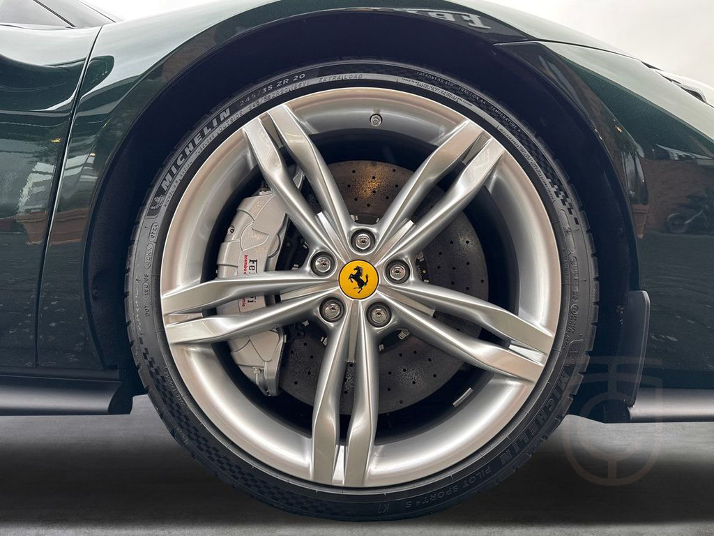 Ferrari 296 GTS 40.000€ an Optionals