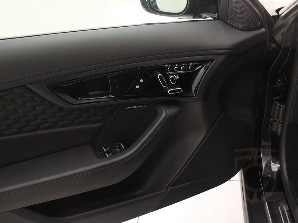 Jaguar F-Type Coupe P575 AWD Aut R75 Pano DAB LED RFK