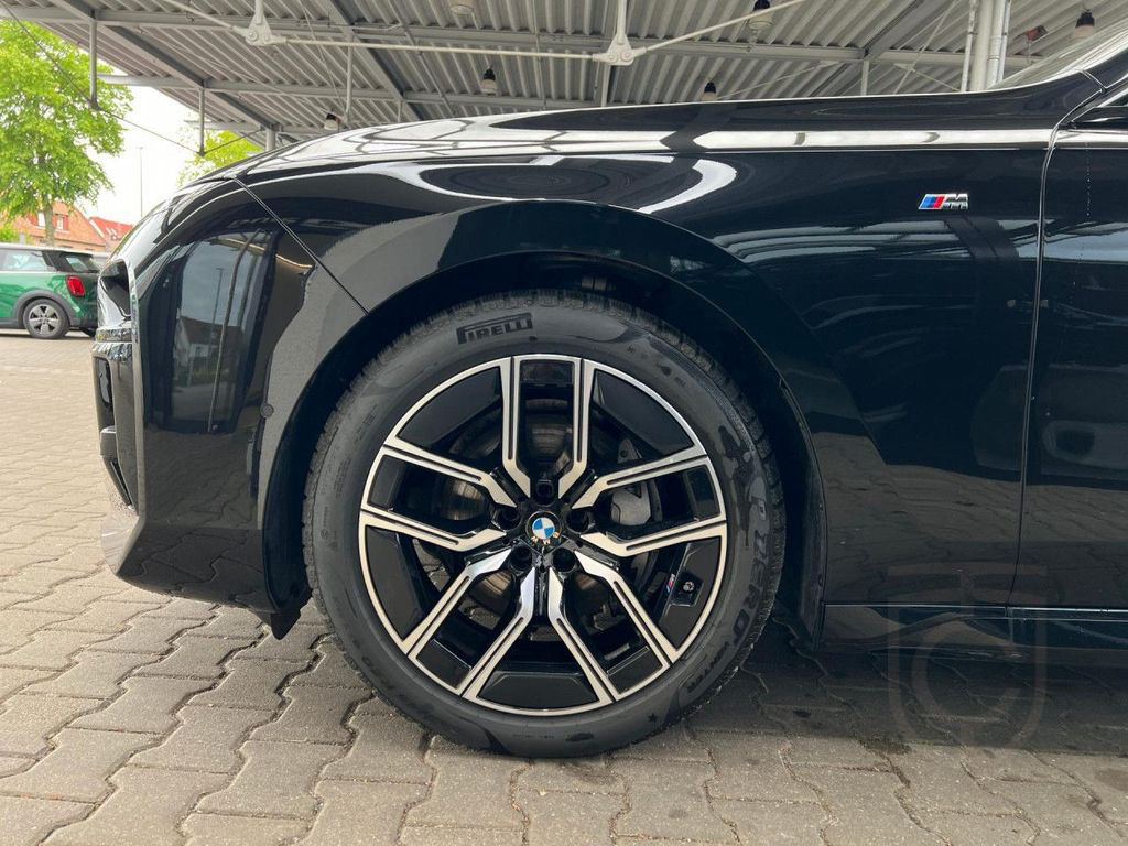 BMW 740d xDr M SPORT SkyLounge,AHK,StHzg,360°,DAPro