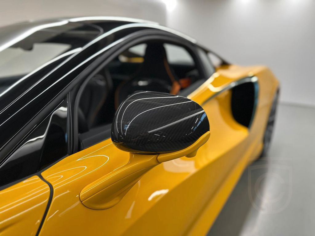 McLaren Artura / MSO Volcano Yellow / Full Carbon Fibre