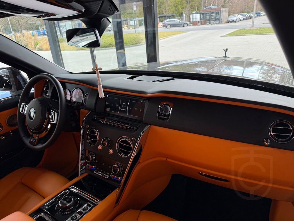 Rolls-Royce Cullinan- 4 seats- Bespoke- Starlight- Tables+TV