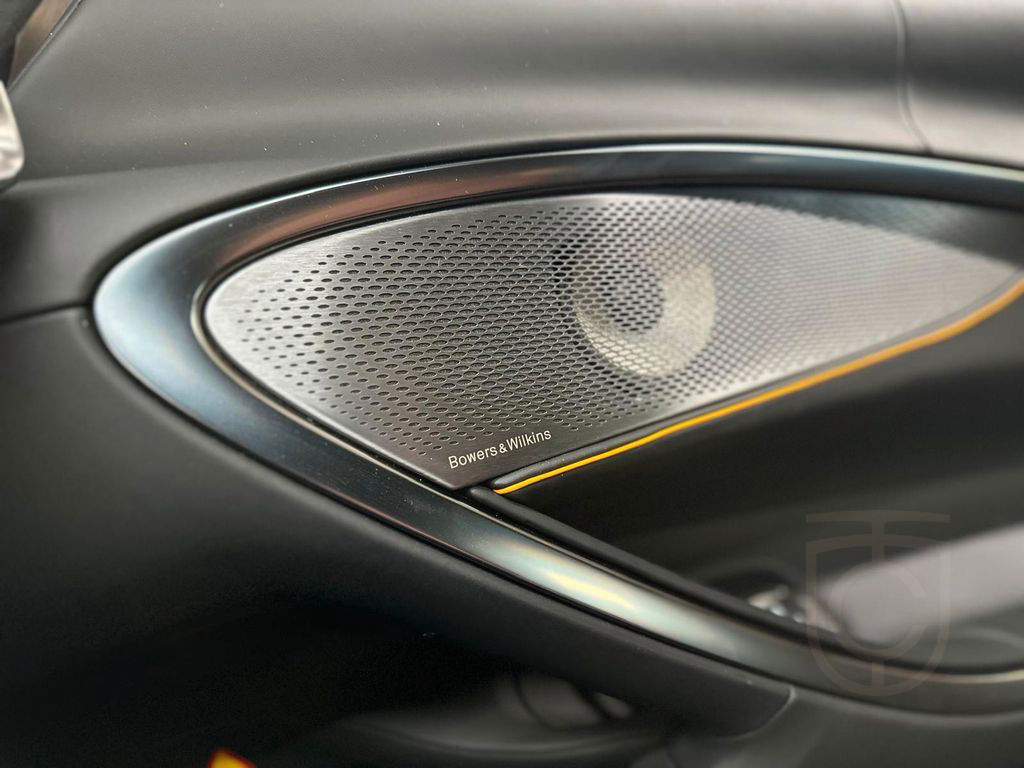 McLaren Artura / MSO Volcano Yellow / Full Carbon Fibre
