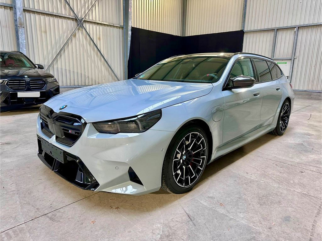 BMW M5 Plug-In Hybrid xDrive TOURING*PANO*AHK*CARBON