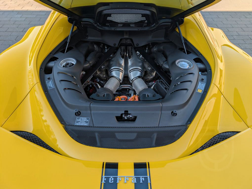 Ferrari 296 GTB/Voll PPF/Daytona Racing Sitze/LED Lenkra