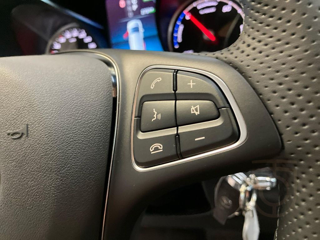 Mercedes-Benz EQV 300 L SpurW KlimaA Navi Distronic 360 PDC