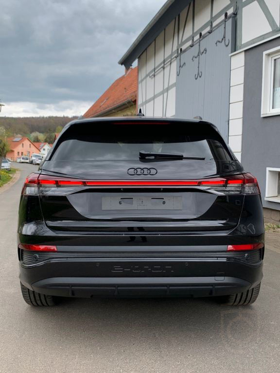 Audi Q4 40 e-tron 3x S-Line 21" PANO SONOS AHKvorbe