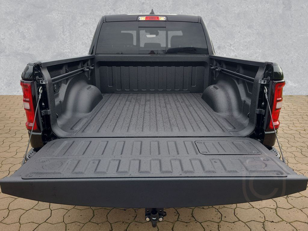 Dodge 1500 Crew Cab Laramie Night MY25 Luftfed Auspuff
