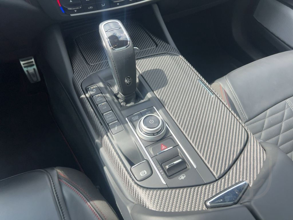 Maserati Levante TROFEO MY23 V8 580PS AWD Nero&Nero
