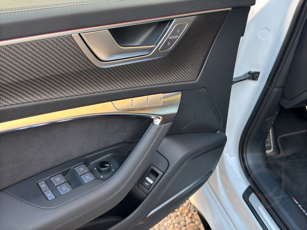 Audi RS6 Avant 4.0 TFSI*QUATTRO*PANO*HEADUP*CARBON*