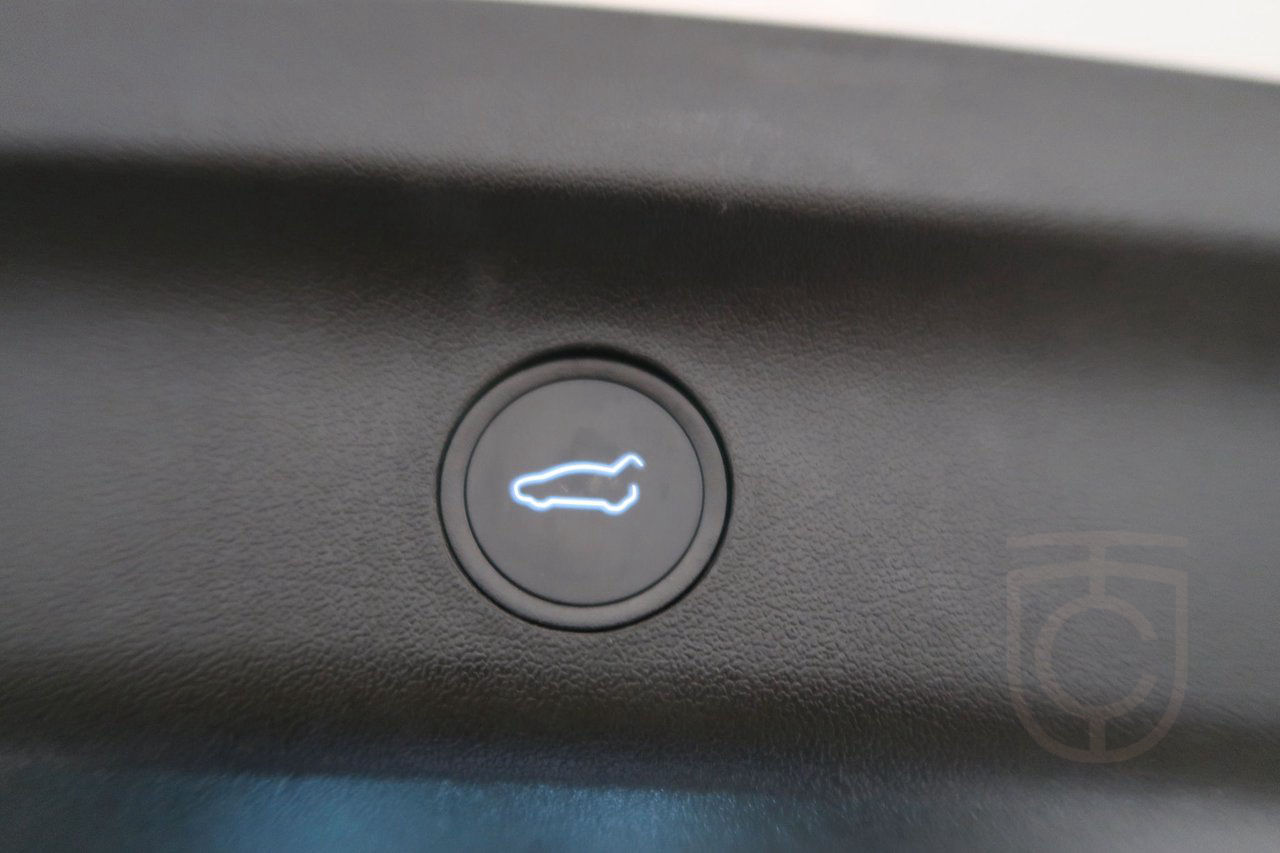 Tesla Model Y Long Range AWD Panorama-Kamera-Navi