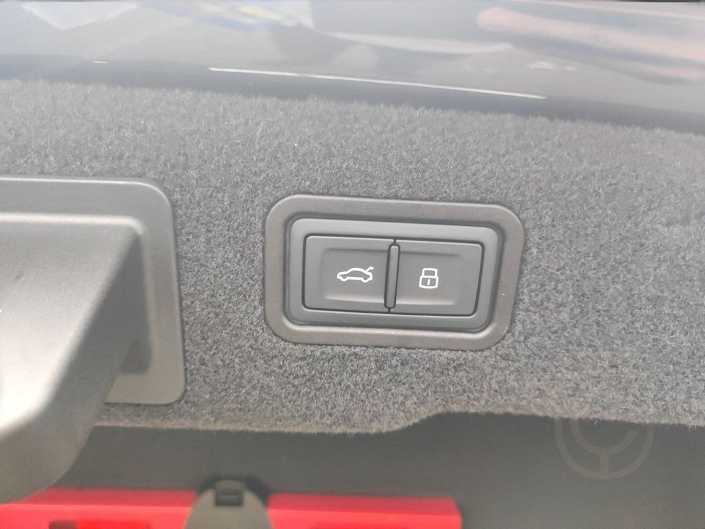 Audi S8 *PANO*StdHz*MATRIX*HuD*B&O*AHK*360°*