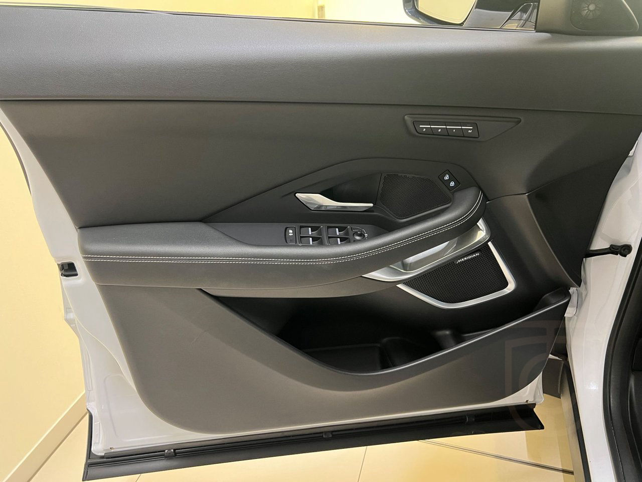Jaguar E-Pace P300e PHEV R-Dynamic