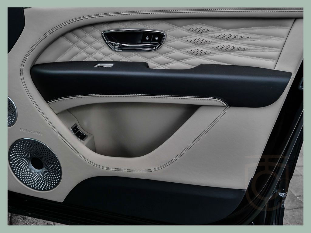 Bentley Bentayga V8 Azure // BENTLEY DÜSSELDOF