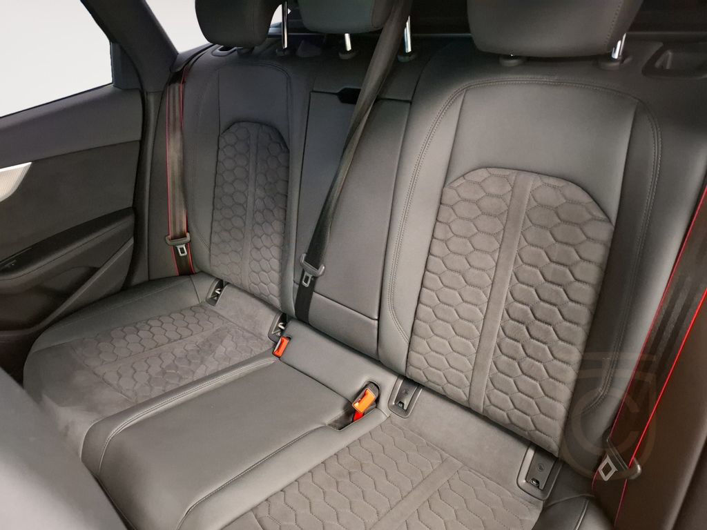 Audi RS 4 Avant quattro Competition/Design-Paket rot