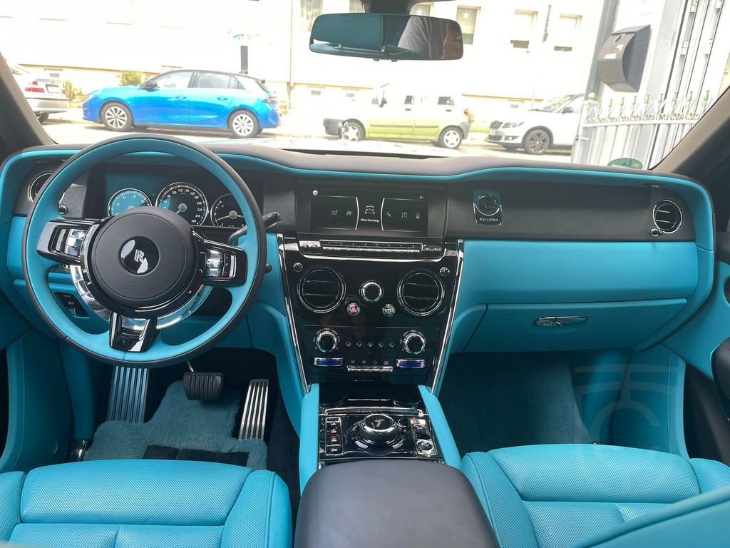 Rolls-Royce Cullinan Bespoke HUD TV